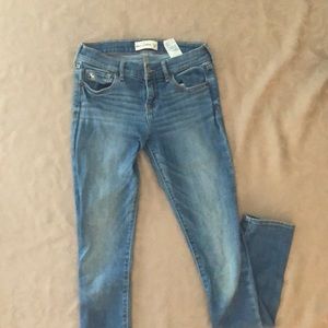 Abercrombie kids light wash skinny jeans